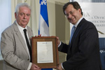 M. Jacques Elliott, lauréat du Prix de l’Office 2013, en compagnie du ministre de la Justice et ministre responsable de l’Office de la protection du consommateur, M. Bertrand St-Arnaud.