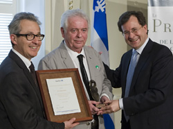 M. Jacques Elliott, le lauréat du Prix de l'Office 2013, en compagnie de M. Louis Borgeat, président de l'Office de la protection du consommateur et de M. Bertrand Saint-Arnaud ministre de la Justice et ministre responsable de l'Office.