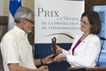 M. Yves Nantel reçoit le Prix de l’Office 2014 de M<sup>me</sup> Stéphanie Vallée, ministre de la Justice et ministre responsable de l’Office de la protection du consommateur.