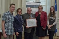 Gabriel Mercier, invité du lauréat; Ginette Galarneau, présidente de l’Office de la protection du consommateur; Yves Therrien, journaliste; Lise Thériault, ministre responsable de la Protection des consommateurs et de l'Habitation; Cassandra Bourdeau, invitée du lauréat