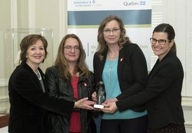 Mmes Laurence Marget (Groupe de recherche en animation et planification économique) et Julie Bilodeau (Service budgétaire et communautaire de Chicoutimi) reçoivent le Prix de l’Office de la protection du consommateur au nom des 16 associations de con