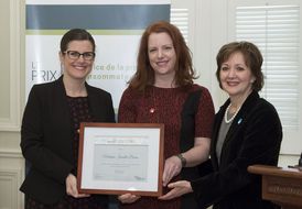 Stéphanie Vallée, ministre de la Justice; Isabelle Ducas, journaliste à La Presse; Ginette Galarneau, présidente de l’Office de la protection du consommateur