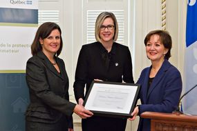 Mme Stéphanie Vallée, ministre de la Justice, Mme Stéphanie Grammond, et Mme Ginette Galarneau, présidente de l’Office